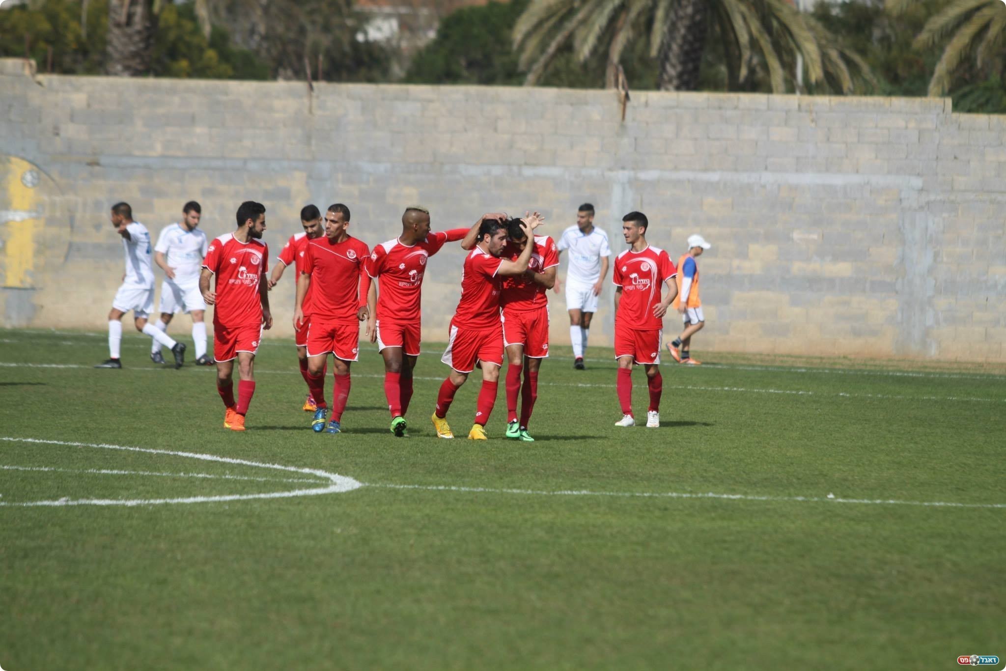 סלים עמאש ויוני שגיב עם שער שוויון (שלומי גבאי)